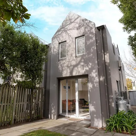 Central City Entire House 2 Bedroom Free Carpark